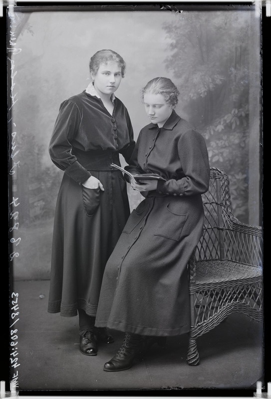 fotonegatiiv, Ilus ja Raekson, naised, korvtool, täisportree, 1917, foto J. Riet