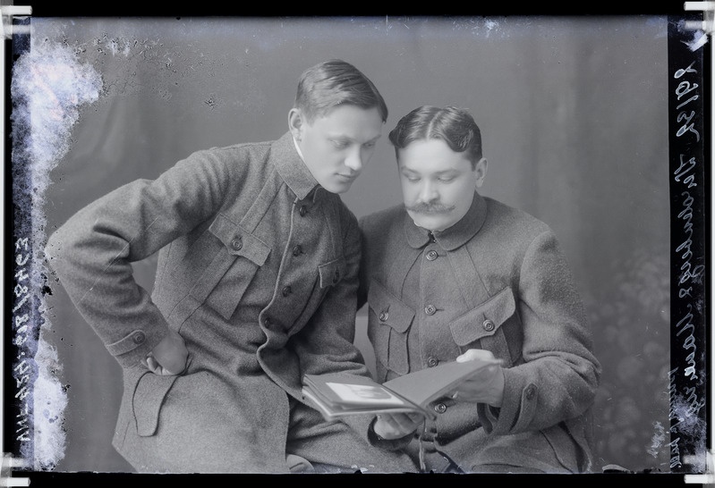 fotonegatiiv, 2 meest, Veidenberg ja Mauring, vorm (frentš), 1919, foto J. Riet