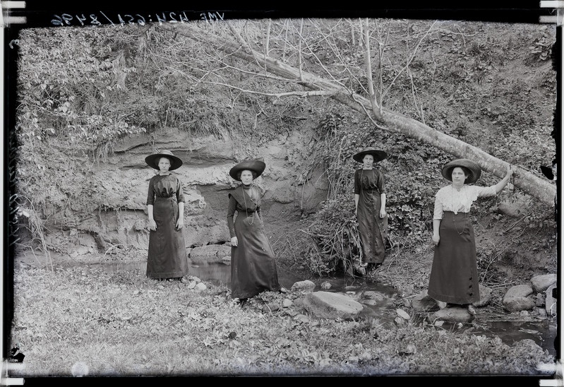 fotonegatiiv, Loodi (Paistu) Põrguorg (?), oja, naised (4), kübarad, 1913, foto J. Riet