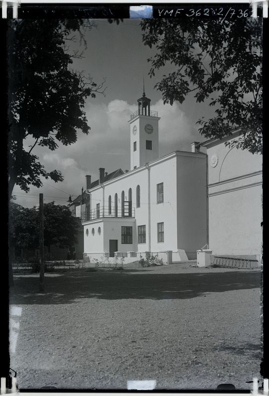 klaasnegatiiv Viljandi, Linnu tn 2, uus raekoda, tagakülg 1932 F T. Parri