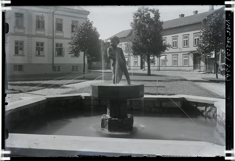 klaasnegatiiv, Viljandi, Laidoneri plats, purskkaev Poiss kalaga, 07.07.1934 foto T. Parri