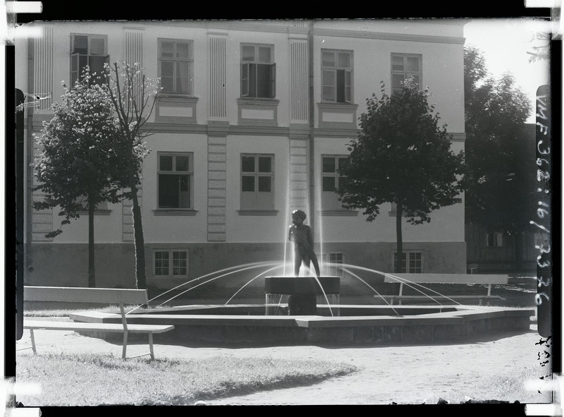 klaasnegatiiv Viljandi, Laidoneri plats, purskkaev Poiss kalaga 1934 foto T. Parri