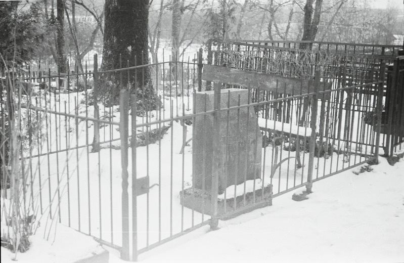fotonegatiiv, Viljandi Vana kalmistu, Fr. Kuhlbarsi hauaplats, 1957, foto A. Järvekülg