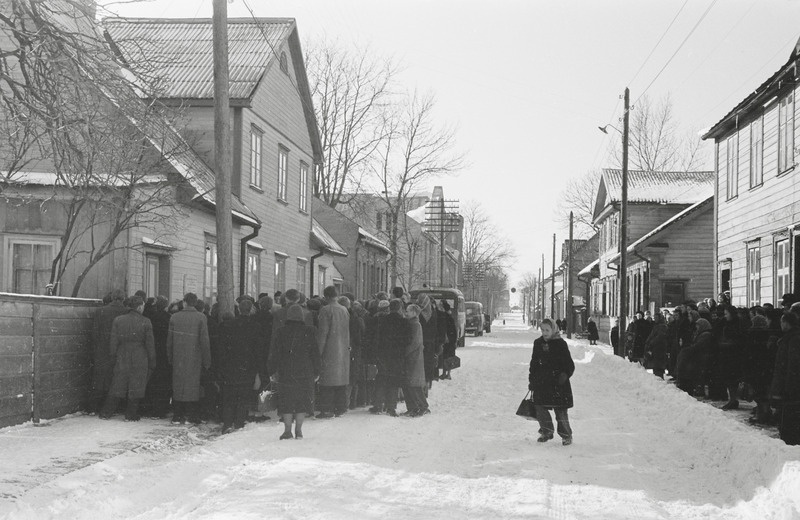 fotonegatiiv, Viljandi, C. R. Jakobsoni tn 22, mälestustahvli avamine, 1957, foto L. Vellema
