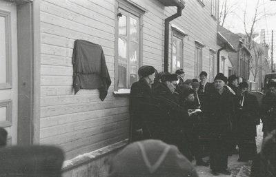 fotonegatiiv, Viljandi, C. R. Jakobsoni tn 22, mälestustahvli avamine, 1957, foto L. Vellema  similar photo
