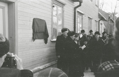 fotonegatiiv, Viljandi, C. R. Jakobsoni tn 22, mälestustahvli avamine, 1957, foto L. Vellema  similar photo