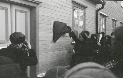 fotonegatiiv, Viljandi, C. R. Jakobsoni tn 22, mälestustahvli avamine, 1957, foto L. Vellema  similar photo