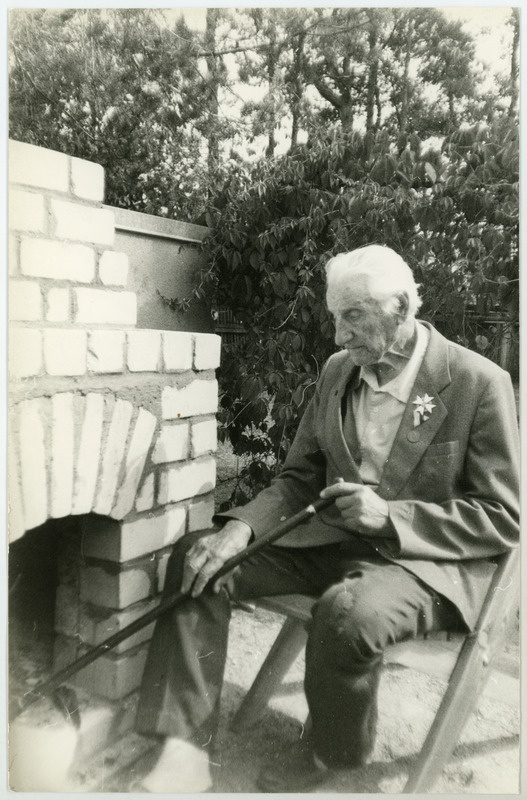 Vabadussõja veteran Taavet Poska oma kodumaja õues Tallinnas, 1994