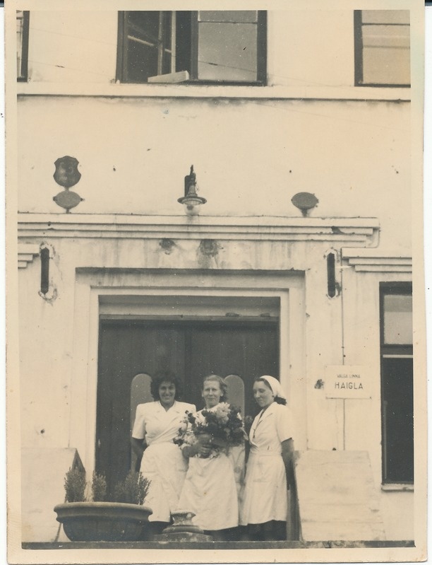 Valga haigla peaukse ees kolm meditsiinitöötajat 1946. aastal.