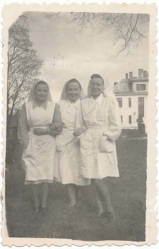 Kolm ämmaemandat Valga haigla ees 1940. aastate lõpust.