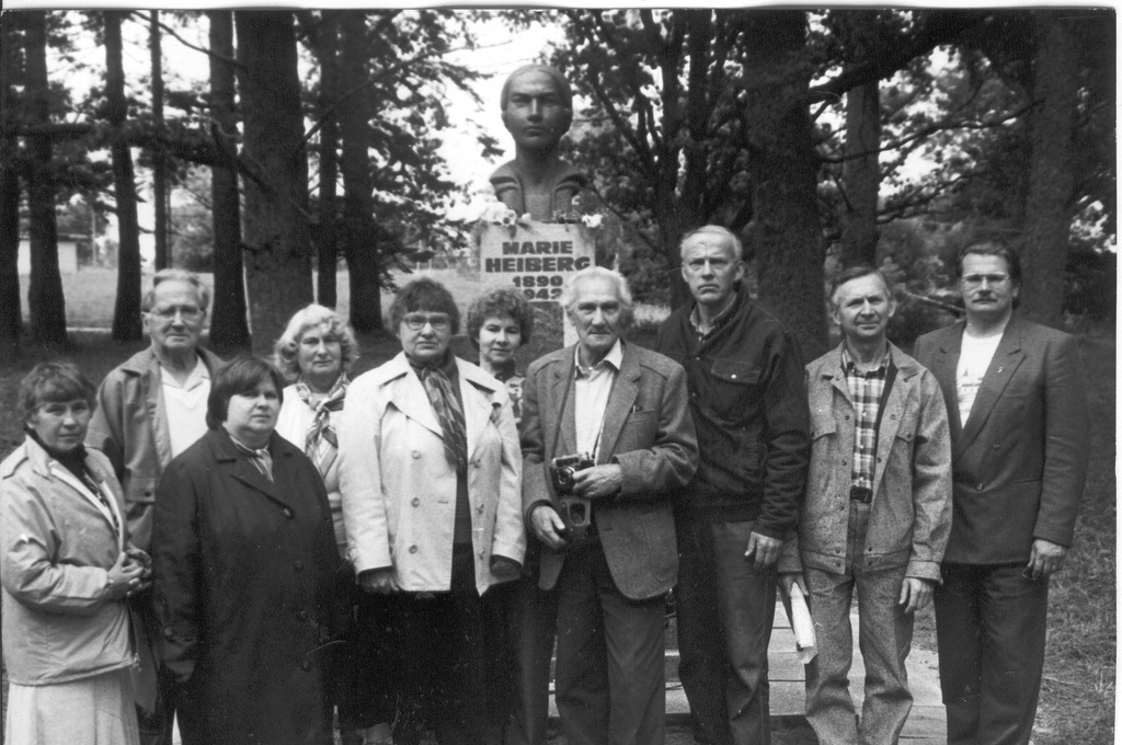 Foto. Marie Heibergi mälestussamba avamisel 25. augustil 1990.a. Urvaste kiriku pargis.