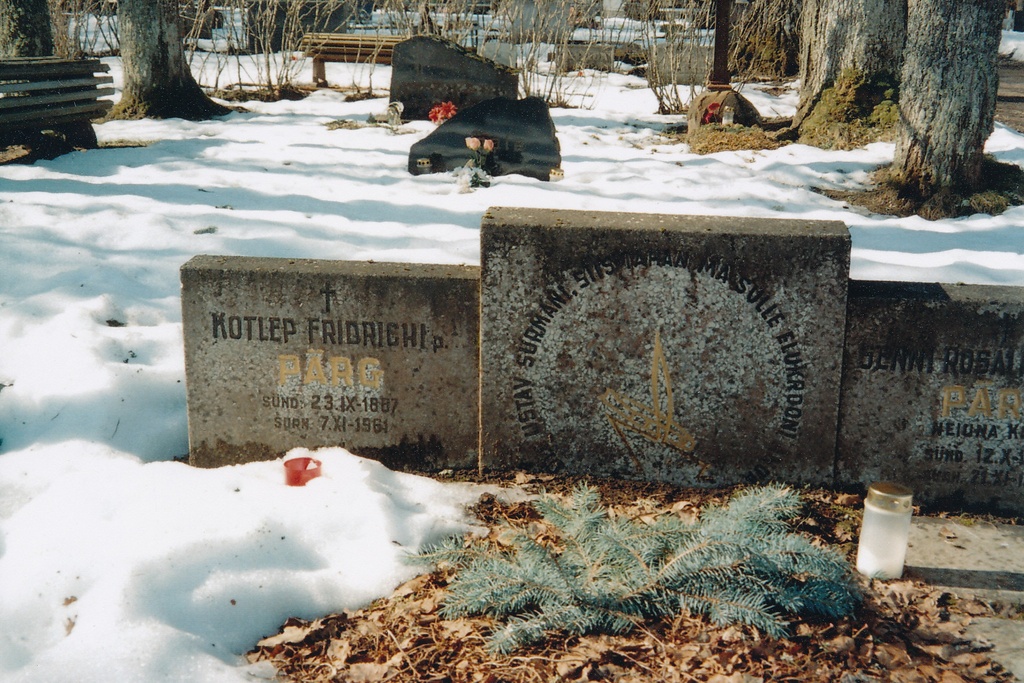 Foto. Eesti Vabadusristi kavaleri Kotlep Friedrichi poeg Pärgi haud Vastseliina kalmistul 01. detsembril 2004