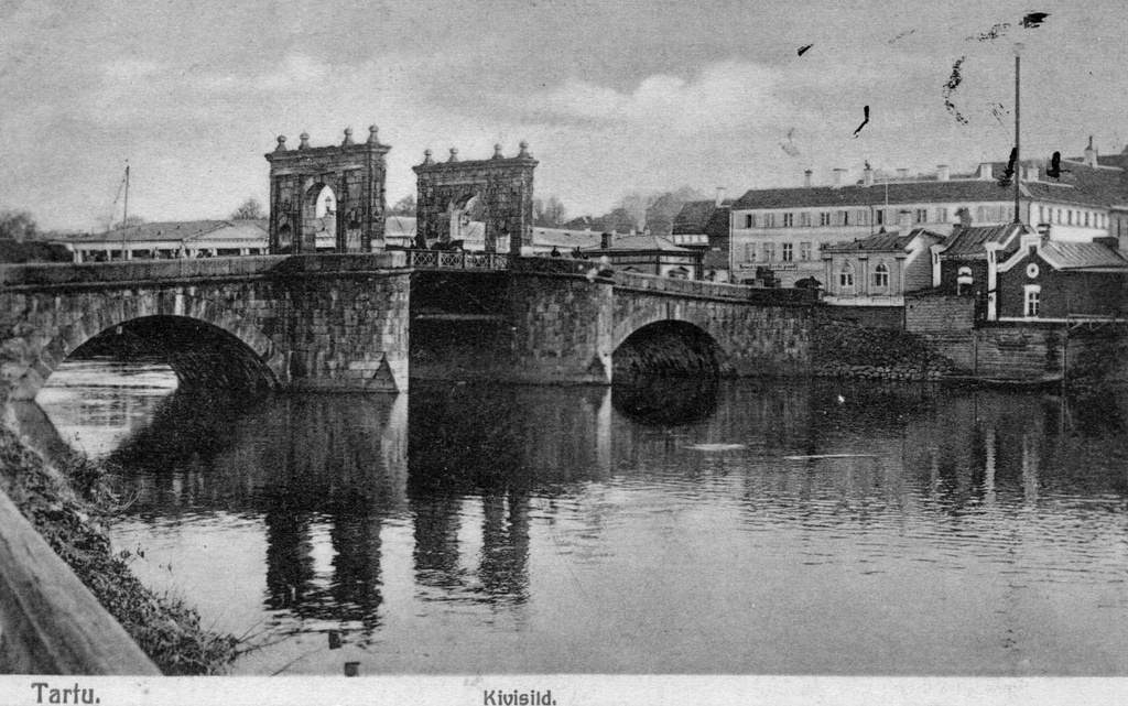 Stone sild. View from the left shore of Emajõe towards the city centre. On the right of the pumphouse. Tartu, 1915-1925.