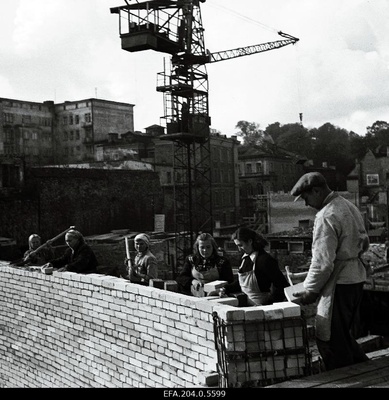 Kristjan Kärberi (paremalt 1.) brigaad kino Sõprus ehitusel.  similar photo