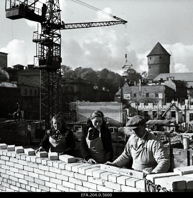 Kristjan Kärber ja tema brigaadi liikmed kino Sõprus ehitusel.  similar photo