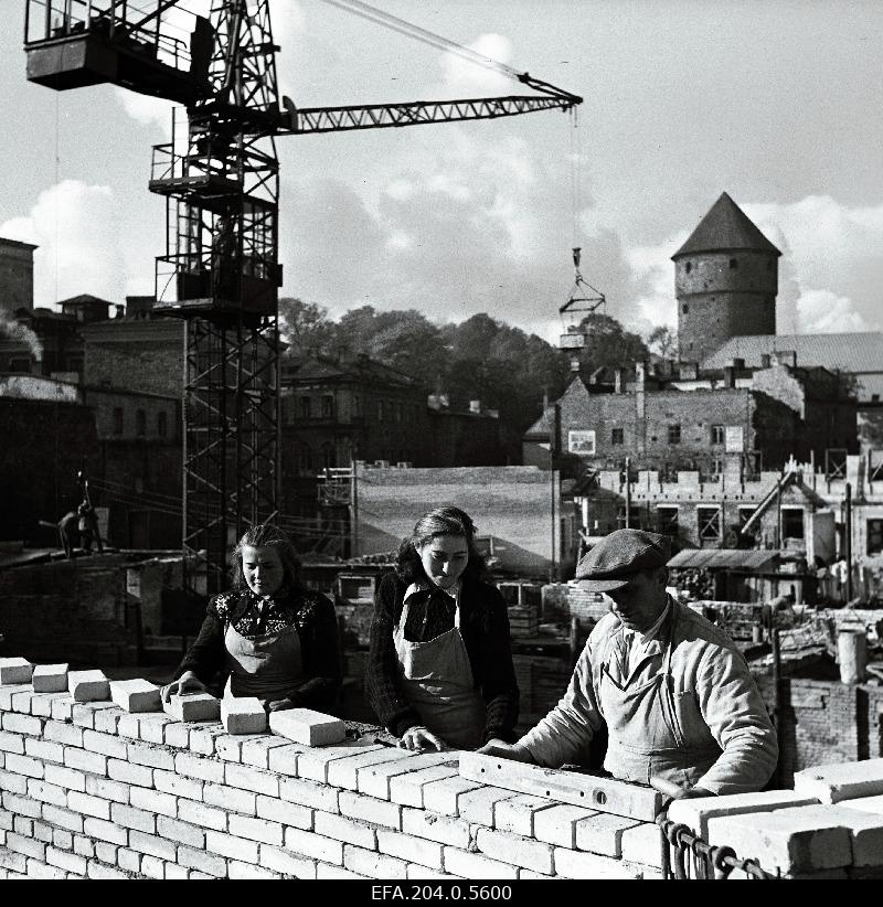 Kristjan Kärber ja tema brigaadi liikmed kino Sõprus ehitusel.