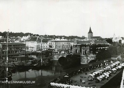 Tartu heart city: stone bridge, tangent on the right beach of Emajõe, clothing market (formerly Heinaturg) on the left beach. Ca 1910-1925.  similar photo
