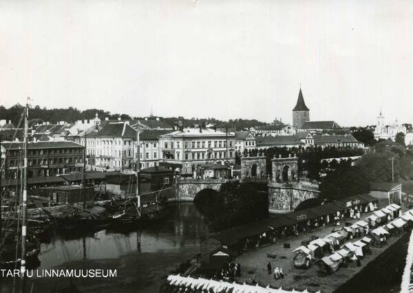 Tartu heart city: stone bridge, tangent on the right beach of Emajõe, clothing market (formerly Heinaturg) on the left beach. Ca 1910-1925.