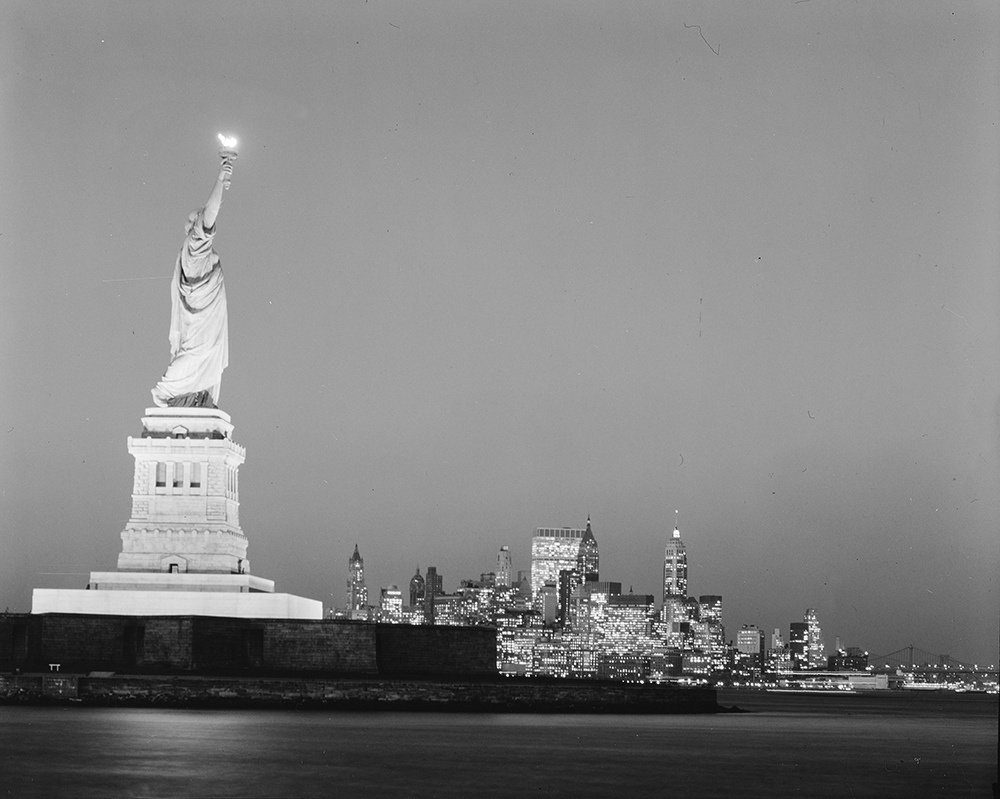[statue of Liberty at Night]