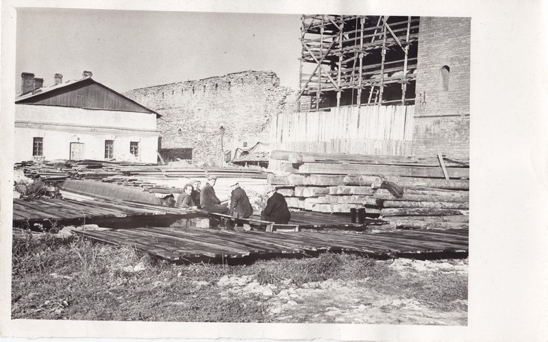 Narva linnuse restaureerimine. Muuseumi hoone läneõues. August 1973