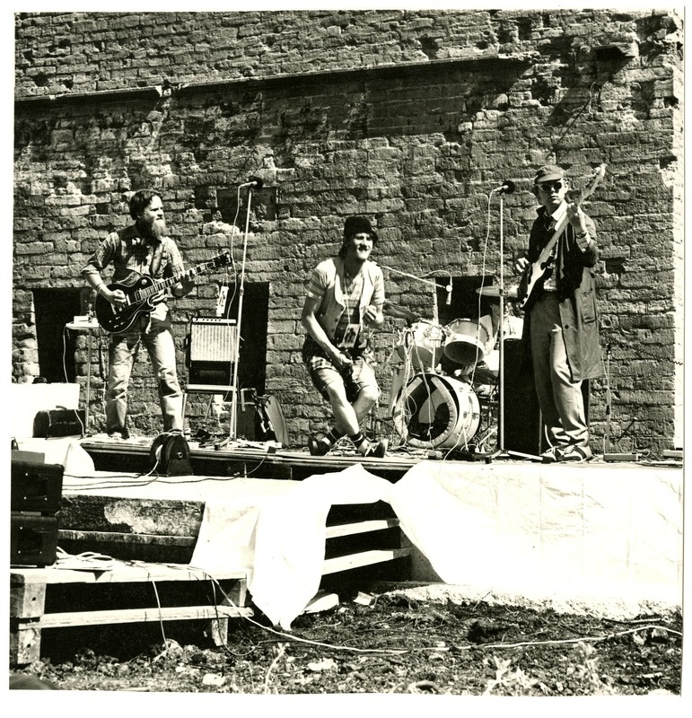 Ansambel Singer-Vinger esineb Narva linnuses