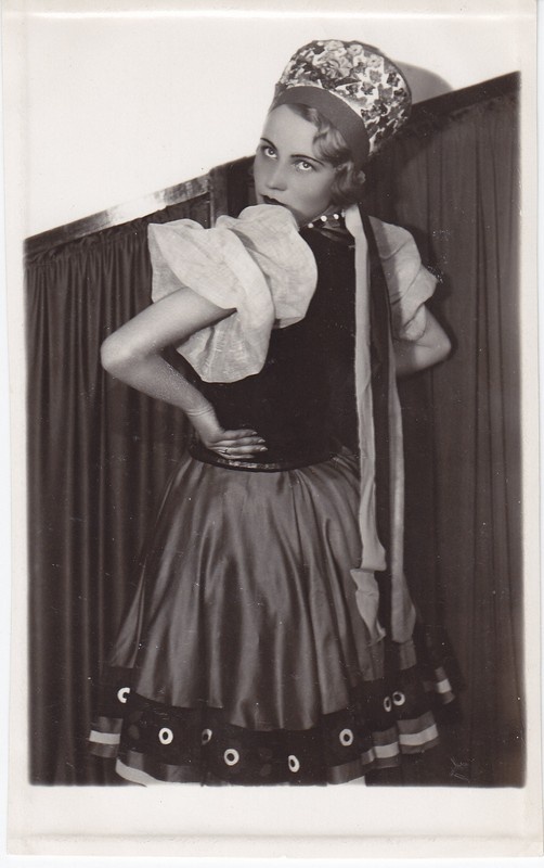 Narva Teater Võitleja. Näitleja Armilde Müür