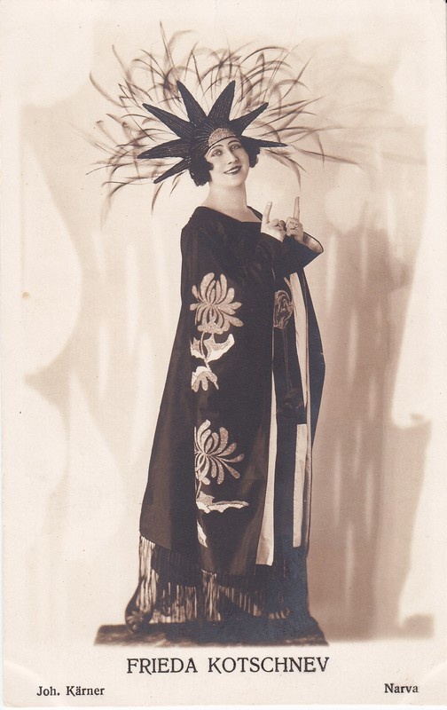 Elfriide Kotšnev teatrikostüümis