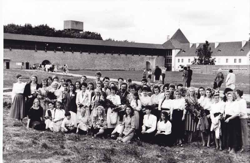 Narva Kõrgkooli üliõpilased Narva linnuse õuel