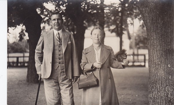 Voldemar Sarap oma abikaasaga Kuressaares
