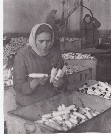Kreenholmi manufaktuur, Vana ketrusvabrik. Poolide kaalumine. 1950.aastail