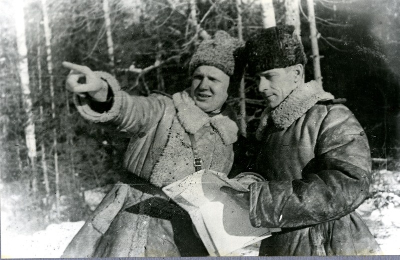 256. Laskurdiviisi komandör Anatoli Kozijev ja staabiülem A. Maslennikov