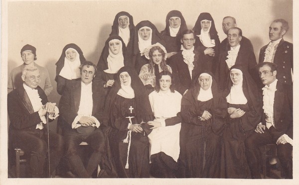 Narva Vene Teater. Näitetrupp pärast etendust Kloostri müüri taga