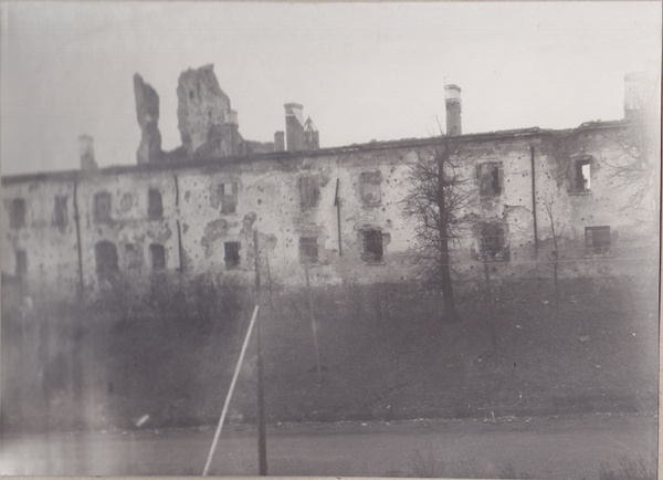 Purustatud Narva vaade,  kasarm linnuses, 1946