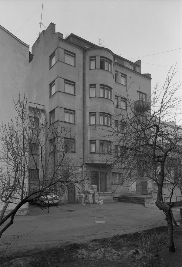 Apartment building in Tallinn, Pärnu mnt 21, courtyard view. Architect Eugen Sacharias