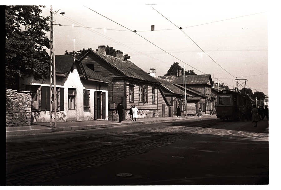 Pärnu mnt., in front of the houses 80, 82