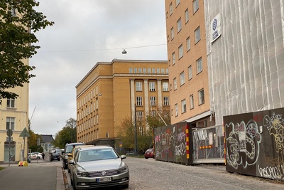 Kallion yhteiskoulun abiturientit Porthaninkadulla lähdössä penkinpainajaisajelulle. rephoto