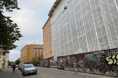 Kallion yhteiskoulun abiturientit Porthaninkadulla lähdössä penkinpainajaisajelulle. rephoto