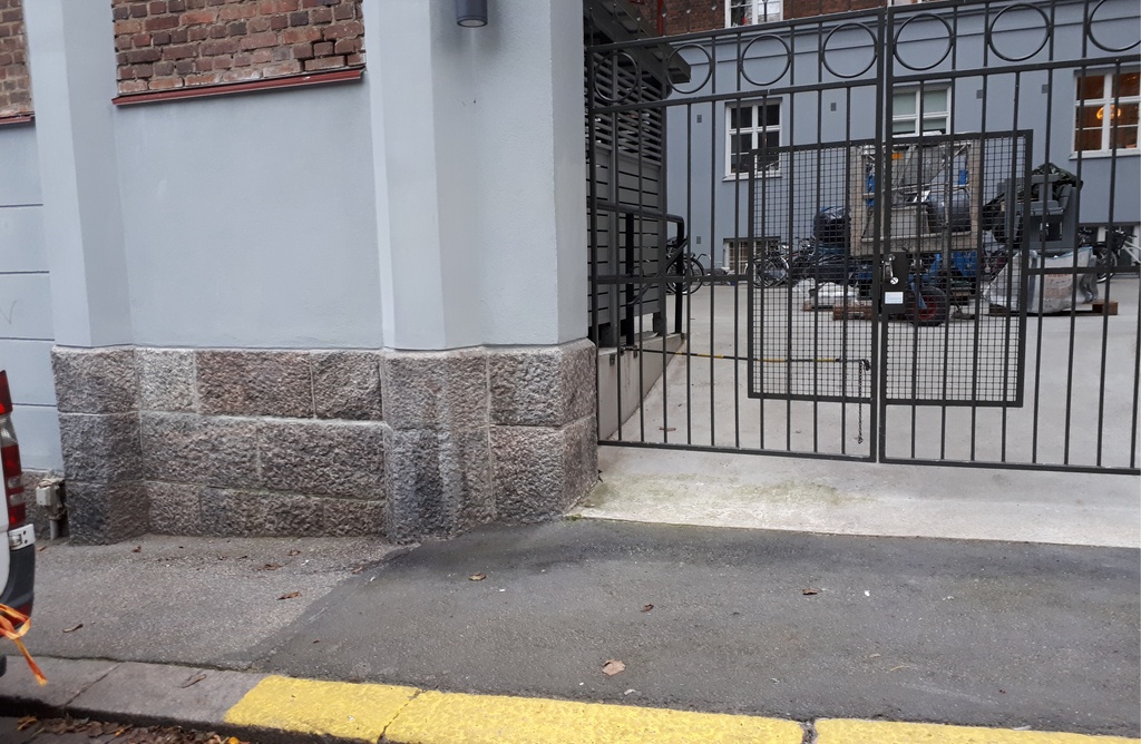 Ässänrinne 4. Kaksi poikaa seisomassa Ässänrinne 4:n portin pielessä. rephoto