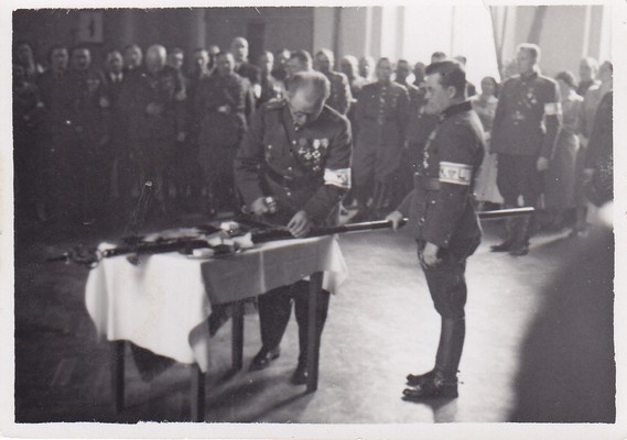 Lipunaela löömine Narva Kaitseliidu lippu. 1930.aa.