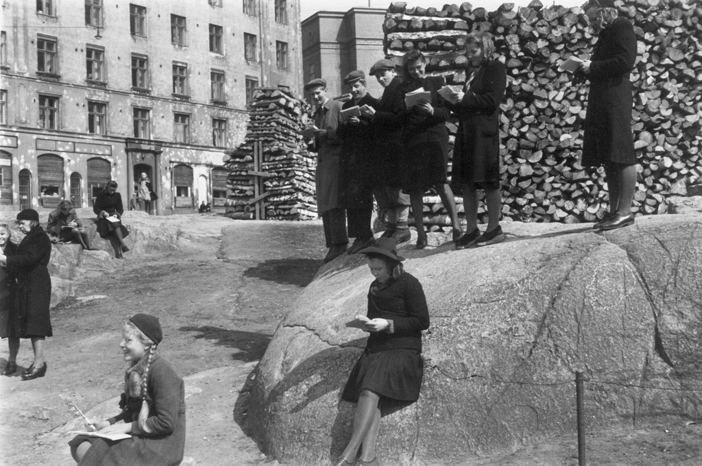 Kallion Yhteiskoulun oppilaita piirtämässä koulun viereisellä rakentamattomalla tontilla Porthaninkatu 16 - Agricolankatu 6.