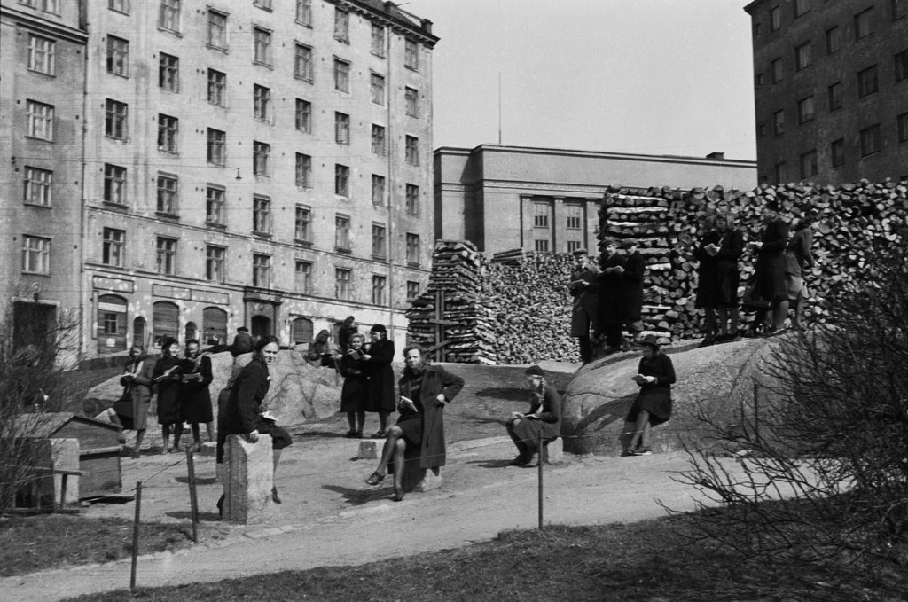 Kallion Yhteiskoulun oppilaita piirtämässä koulun viereisellä rakentamattomalla tontilla Porthaninkatu 16 - Agricolankatu 6.