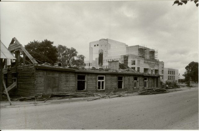 Photo dismantling the old house at the construction of the cultural house in Paides 1987