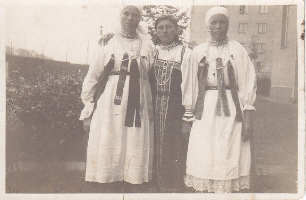 Naised ingeri rahvarõivas