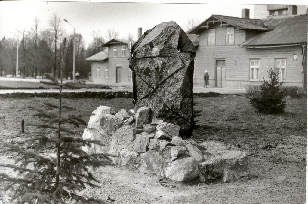 Photo, Hammerbeck monument stone before opening in 1989.