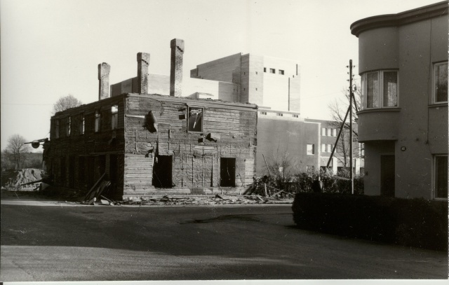Dismantling the photo house at the corner of Pärnu and Tööstuse Street in Paides 1987