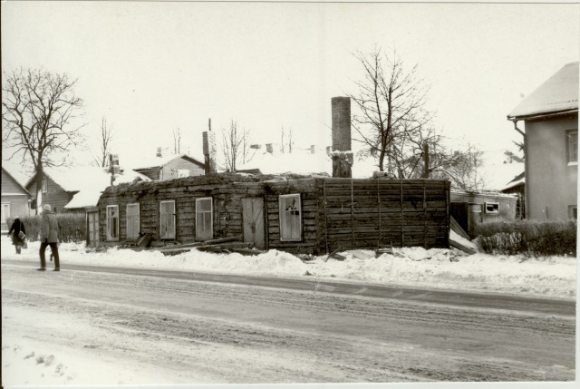 Dismantling the photo house at Paide Pärnu Street 1988