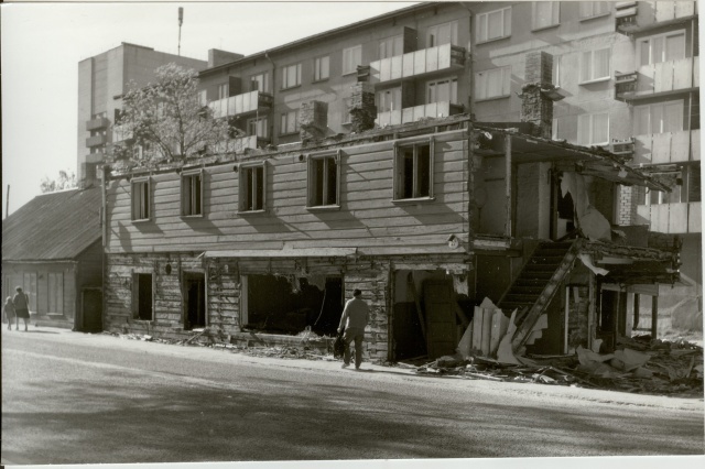 Photo old house dismantling in Paides Pärnu Street 1986