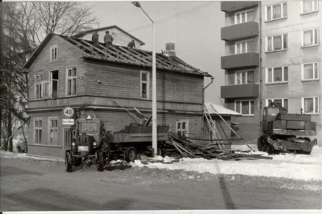 Photo dismantling the old wooden house in Paides Pärnu Street 1988