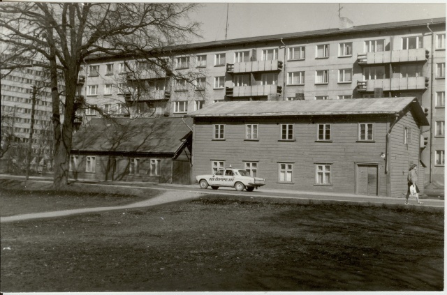 Photo old houses in Paides Pärnu Street in front of new houses in 1985