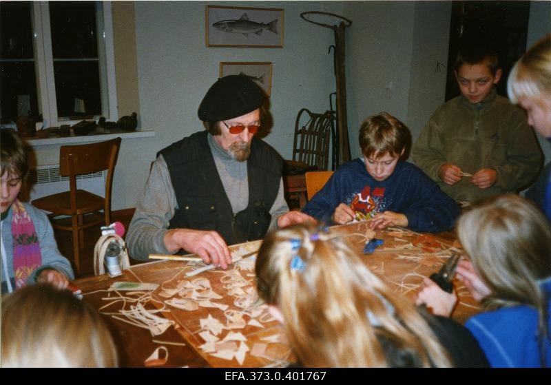 Käsmu Meremuuseumi direktor Aarne Vaik õpetab Tabasalu Ühisgümnaasiumi õpilasi nahast purjekaid valmistama.